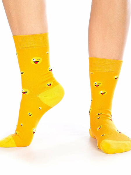 Nyújtott nyelv emoji zokni